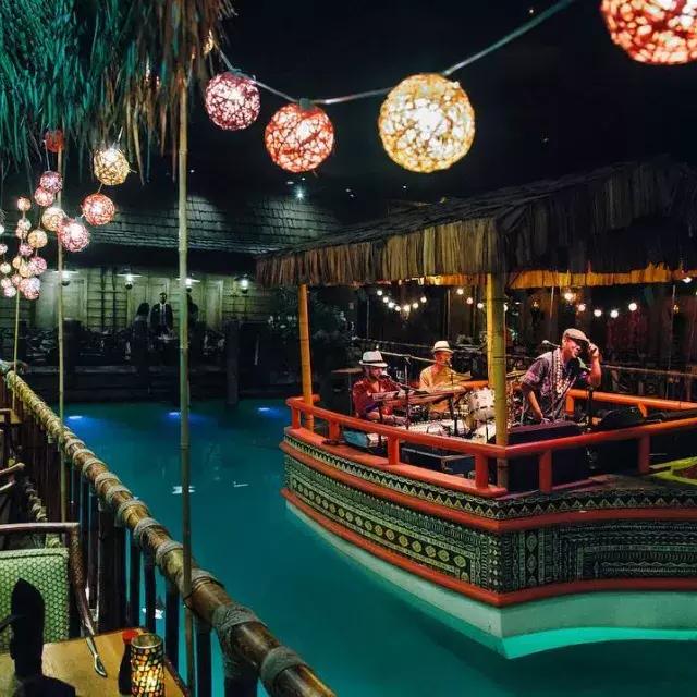 Die Hausband spielt in der Lagune des weltberühmten Tonga Room im Fairmont Hotel in San Francisco.
